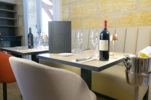 Table dressée dans la salle du restaurant Une Affaire de Goûts à Meyrals