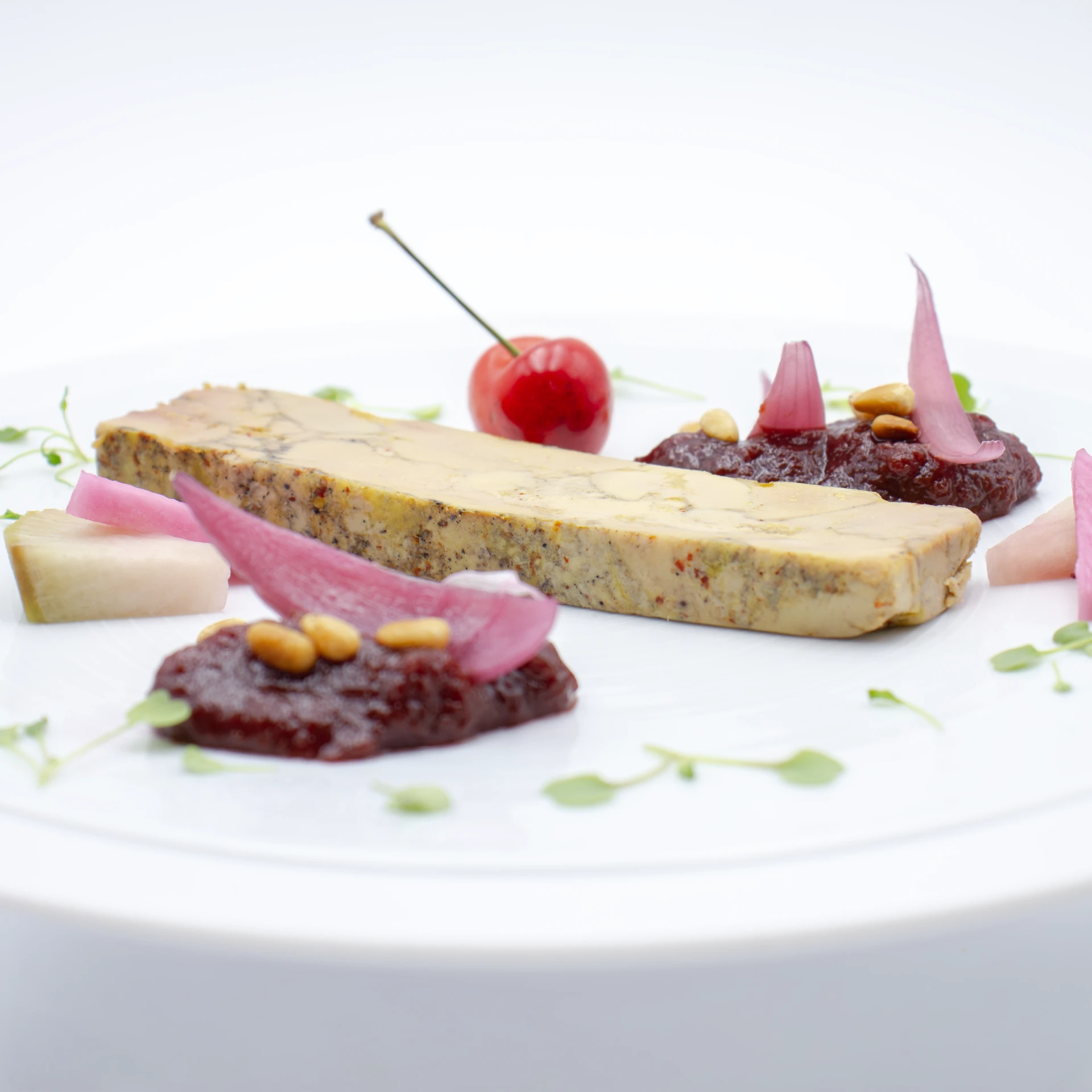 Foie gras de canard confit au piment d'Espelette, chutney aux cerises et pickles de radis, restaurant à Meyrals